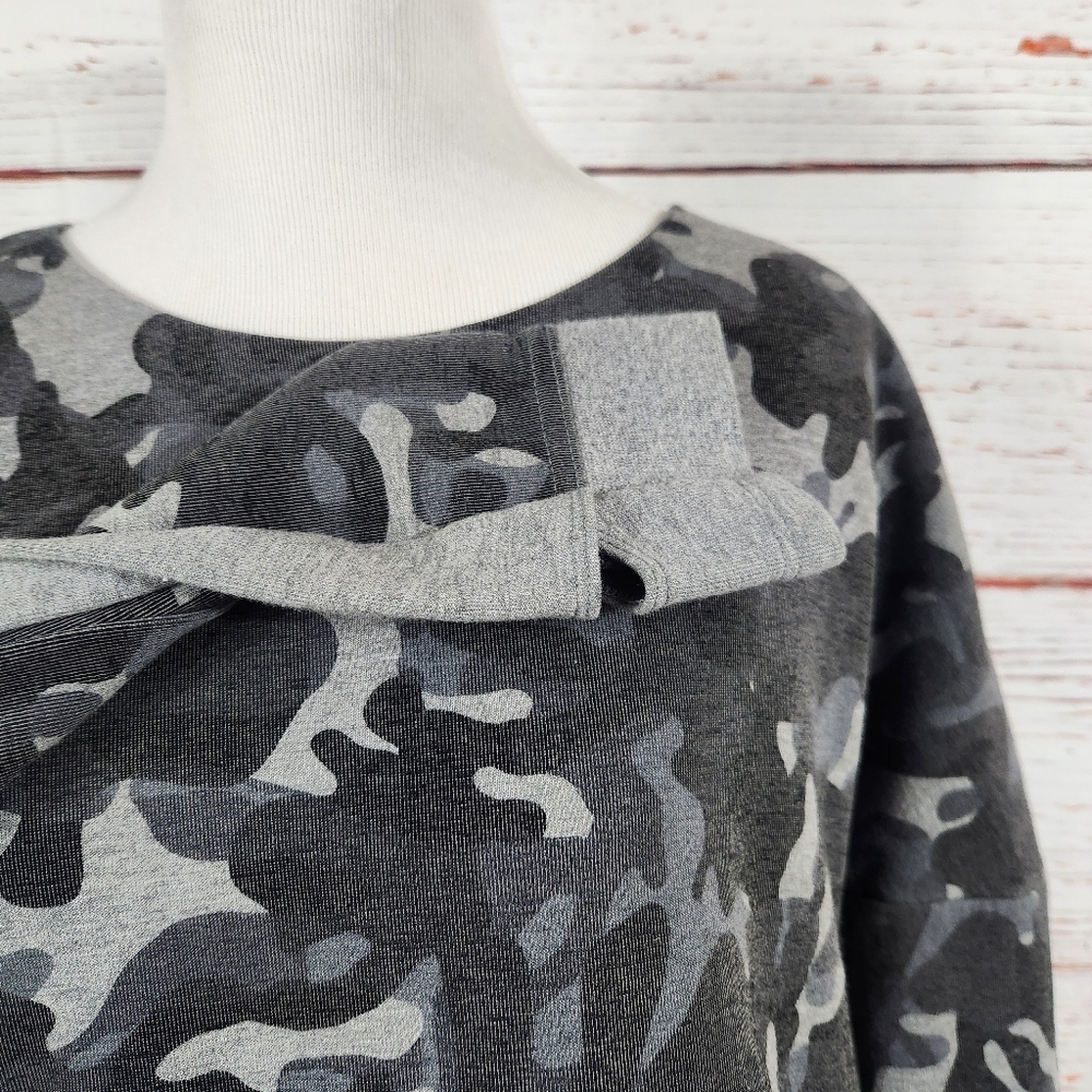 NIKE Tech Black And Gray Camo Crew Neck Sweatshirt (M) - Picture 4 of 8